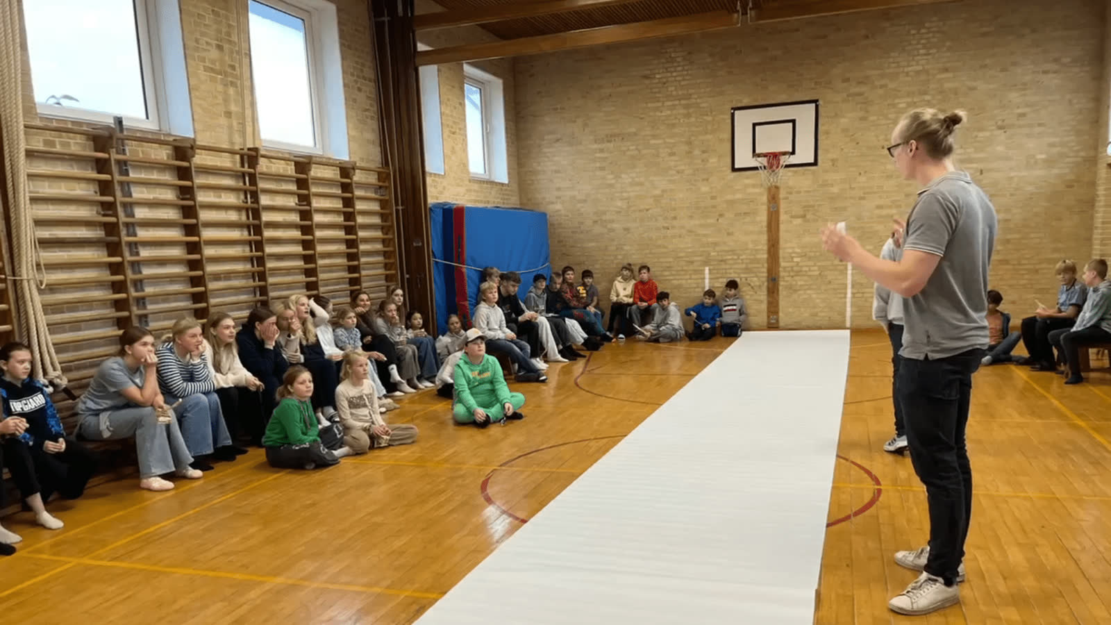 Oplæg om innovation foran en stor elevgruppe
