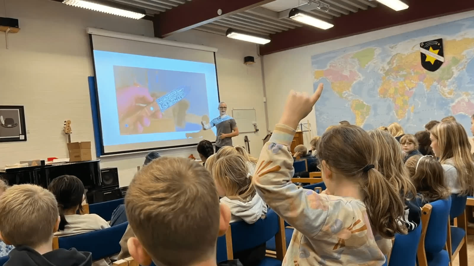 Johannes Matzen viser en katapult frem for eleverne