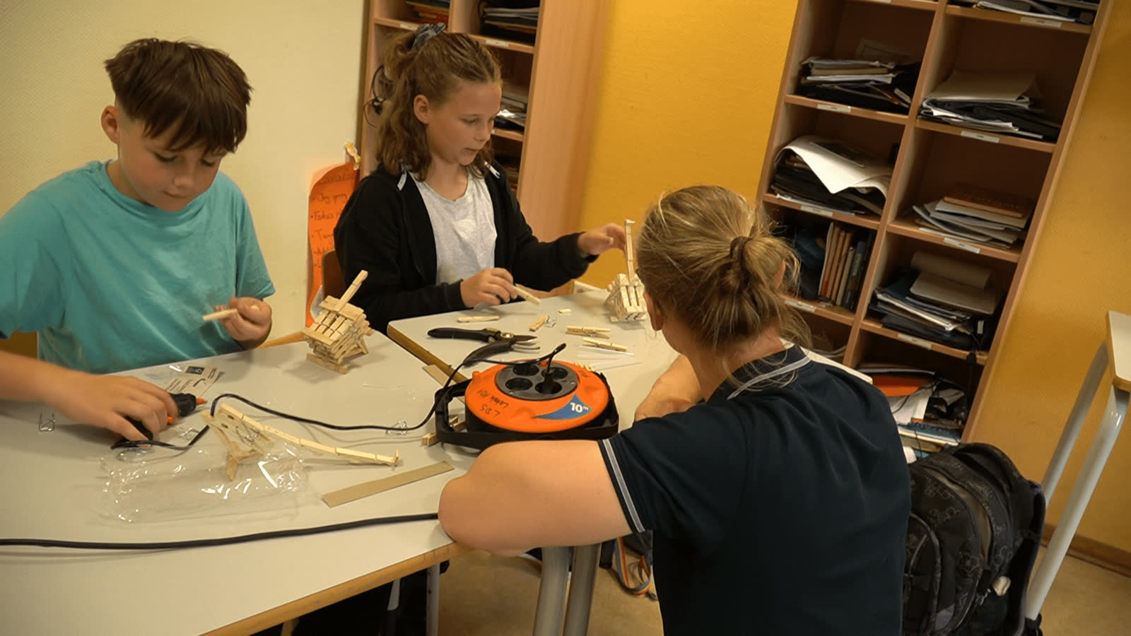 Deltagere i fuld gang med at bygge katapulter